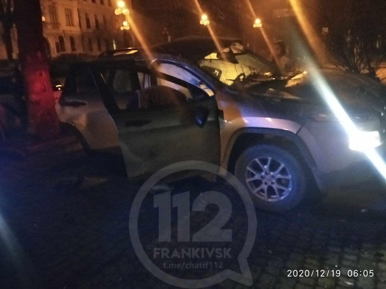 У Франківську “Jeep” збив дерево (ФОТО)