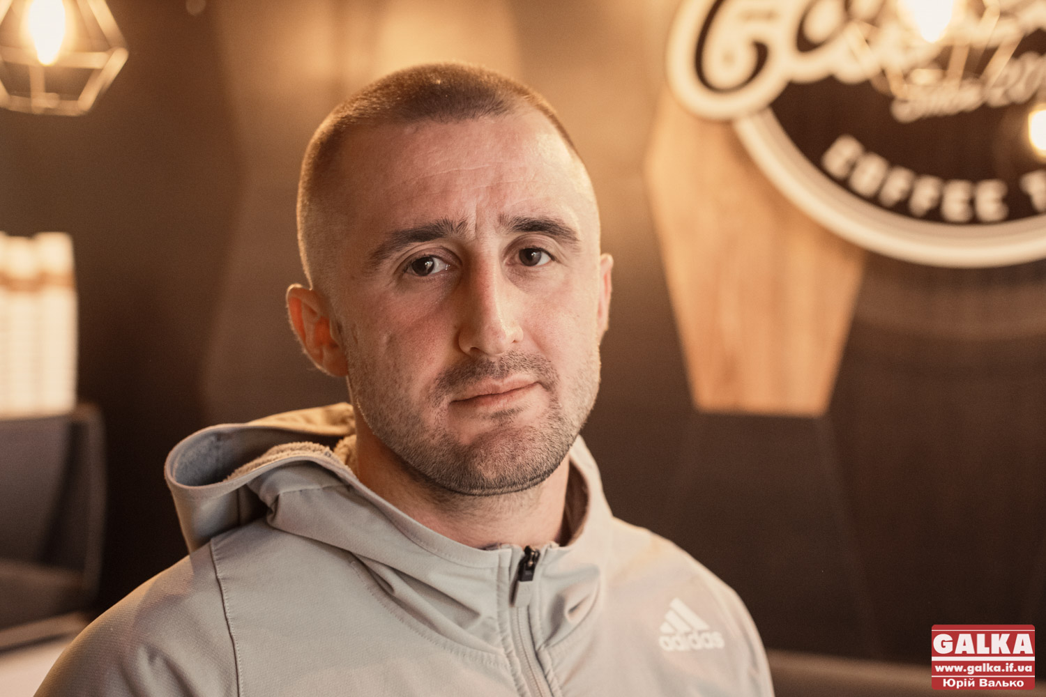 “Сьогодні я вже можу не нести розруху, а допомагати комусь”, – колишній залежний від важких наркотиків, волонтер Василь Сенеджук