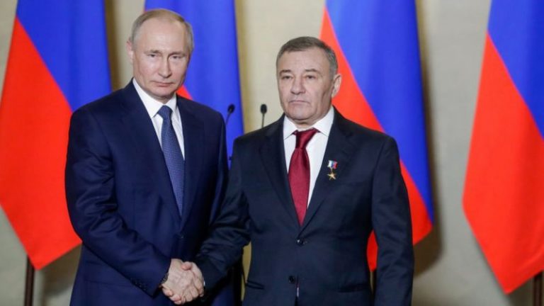 Російський мільярдер заявив, що “палац Путіна” належить йому