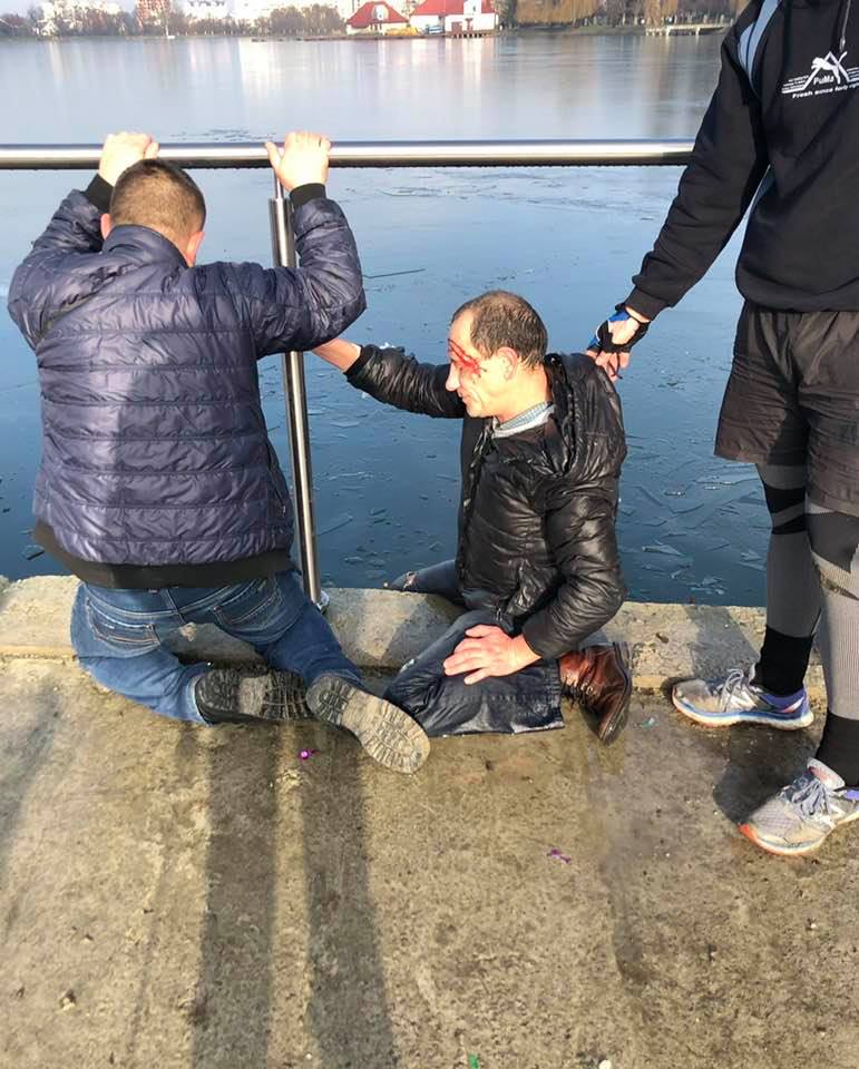 У Франківську перехожі врятували чоловіка з примороженого міського озера (ФОТОФАКТ)