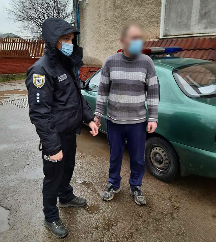 Прикарпатець з ножем напав на колишню дружину. Жінка з численними пораненнями у лікарні (ФОТО)