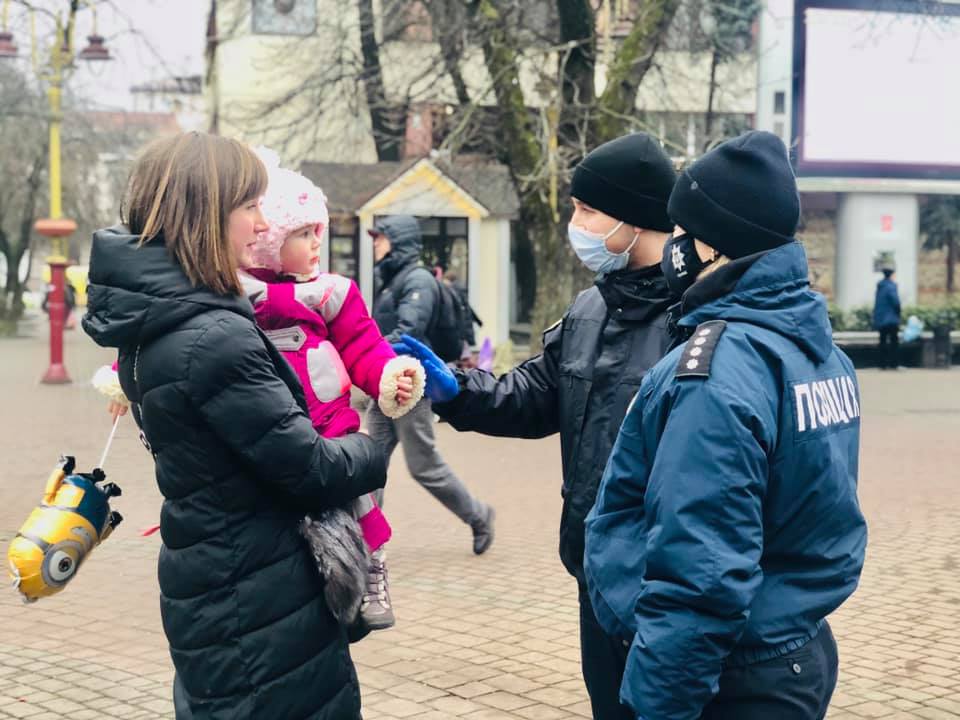 У центрі міста юні франківці знайомилися з поліціянтами (ВІДЕО)