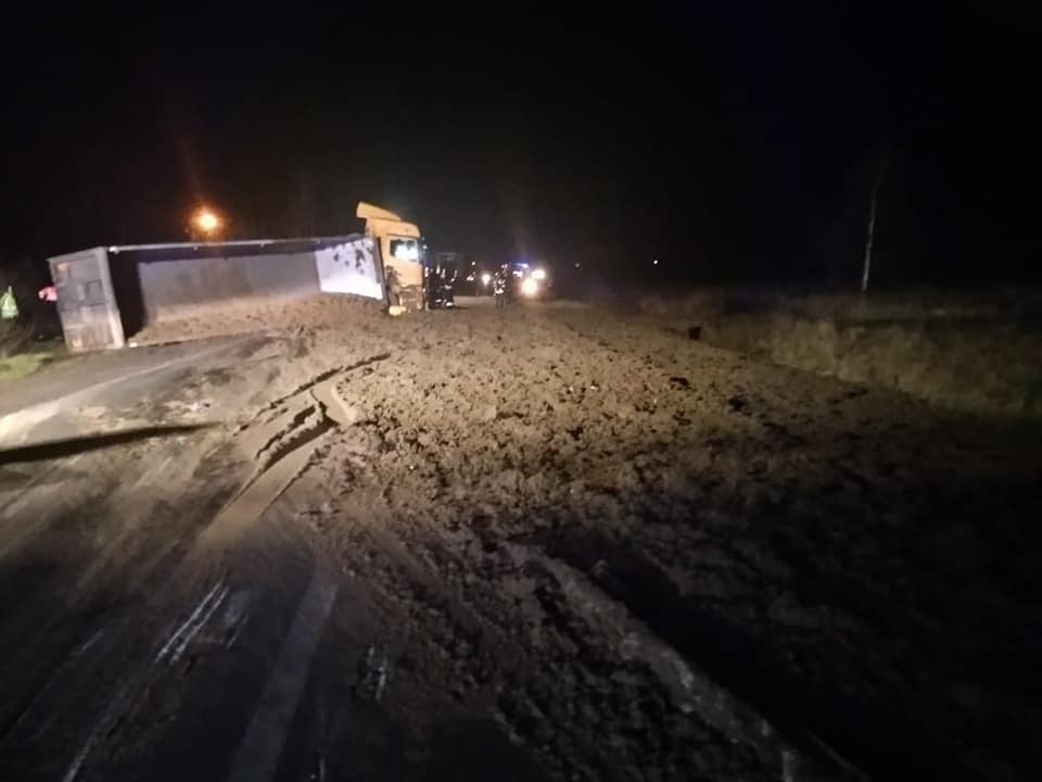 Під Франківськом була перекрита дорога нацзначення через перекинуту фуру з добривами (ФОТО)