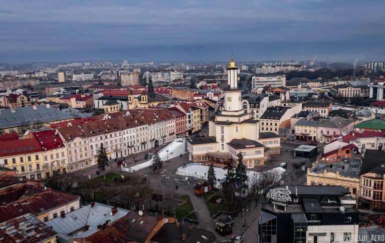Безсніжний і кольоровий: різдвяний Івано-Франківськ з неба (ФОТО)