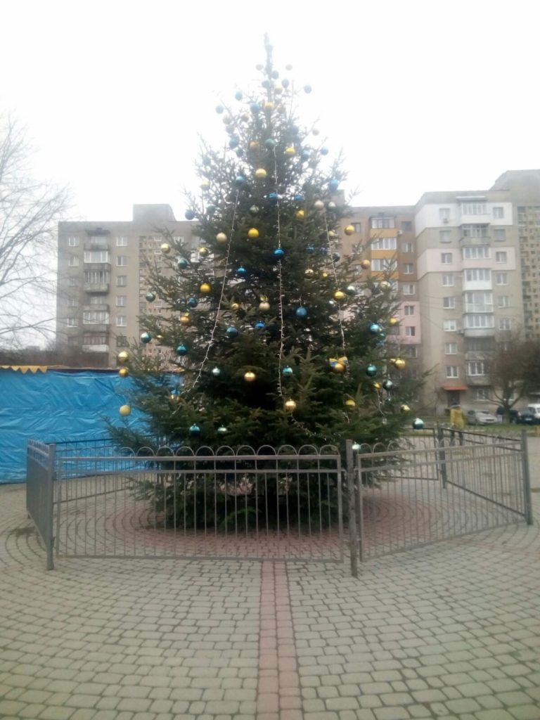 У Калуші вкрали іграшки з святкової вуличної ялинки (ФОТО)