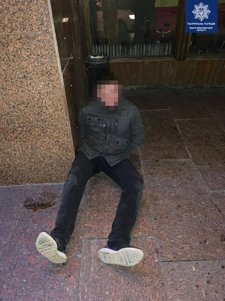 У Франківську чоловік напав на “Білий дім” (ФОТО)