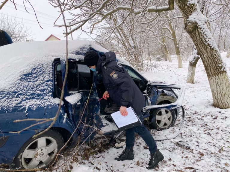 У ранковій ДТП під Бурштином загинула молода жінка (ФОТО)