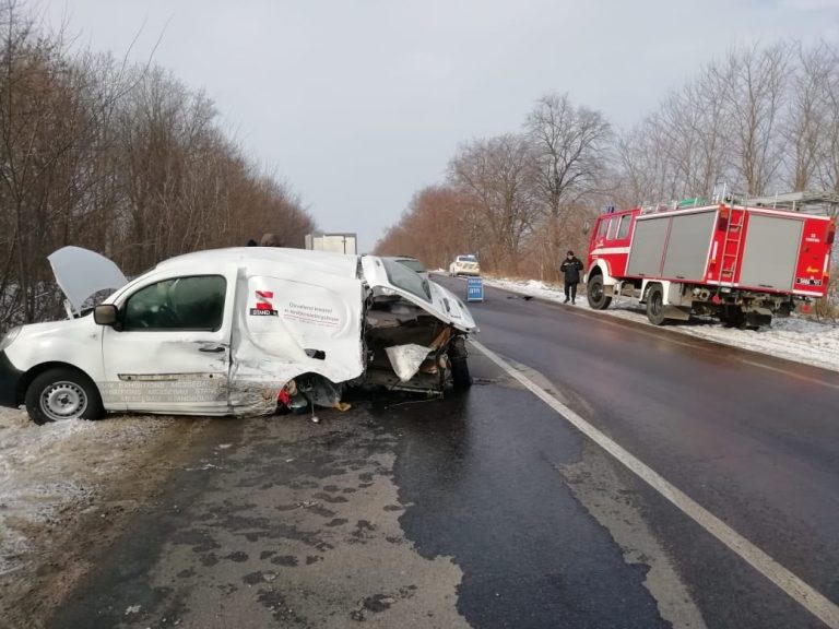 На Снятинщині зіткнулися дві автівки: одній відірвало колесо, в іншої розтрощений бампер (ФОТО)