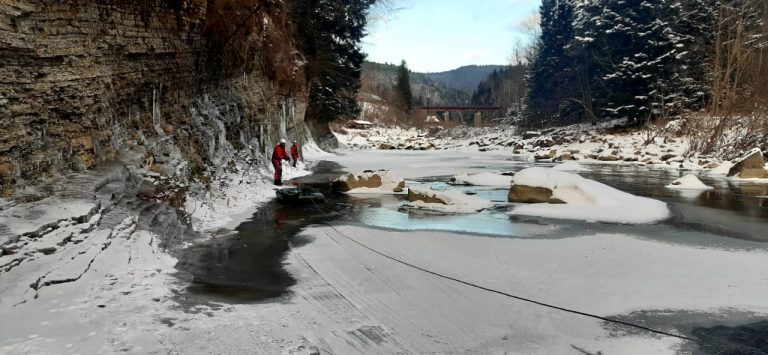 В Яремче чоловік зі скелі впав у річку та загинув (ФОТО)