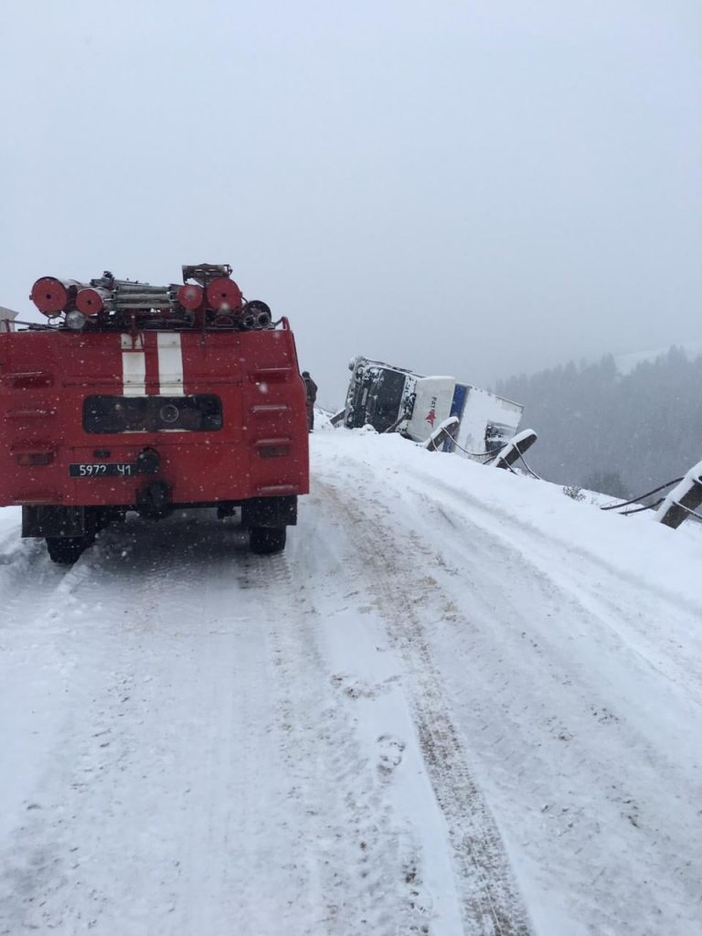 На Верховинщині внаслідок ДТП вантажівка злетіла в кювет (ФОТОФАКТ)