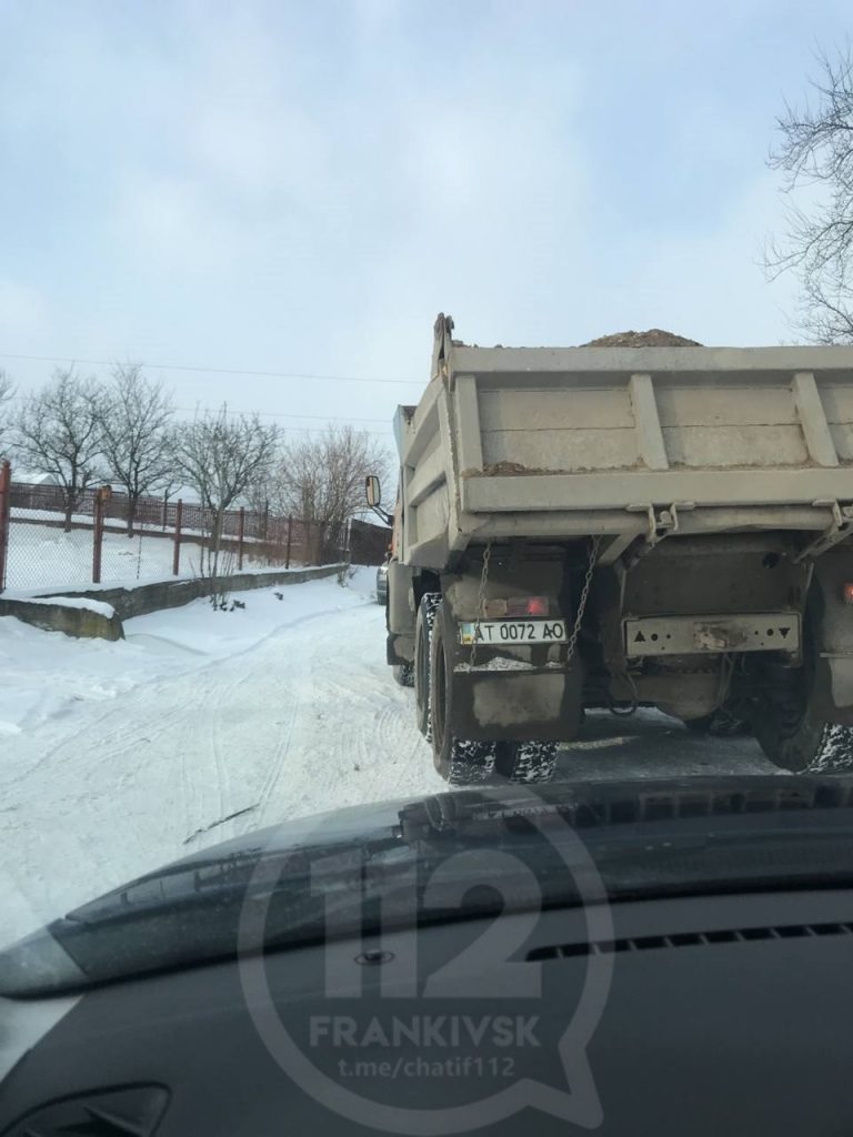 Тарифний протест: у Крихівцях люди перекрили дорогу. Комунальний автобус не їде до кладовища (ФОТО, ВІДЕО)