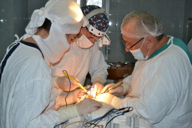 Оперували вісім годин: франківські науковці провели онкохворому унікальне пластичне коригування щелепи