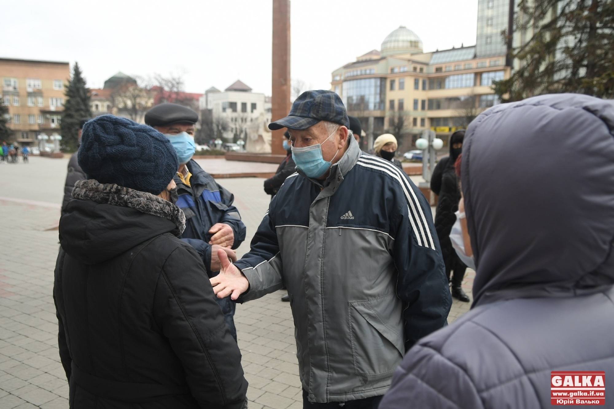 Обурені тарифами франківці прийшли під ОДА: влада їх не прийняла (ФОТО)