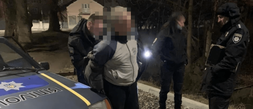 Вночі у Надвірній “на гарячому” спіймали крадія, який проник до магазину (ФОТОФАКТ)