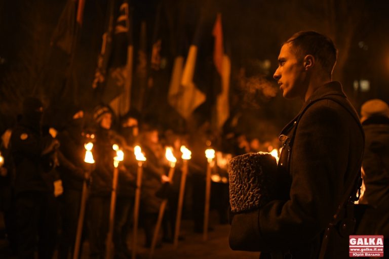 Франківці зі смолоскипами вшанували 103-тю річницю бою під Крутами у Франківську (ФОТО)