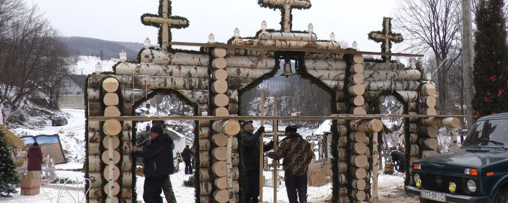 До Водохреща. На Прикарпатті жителі гірського села поставили замість крижаних скульптур березові (ФОТО)