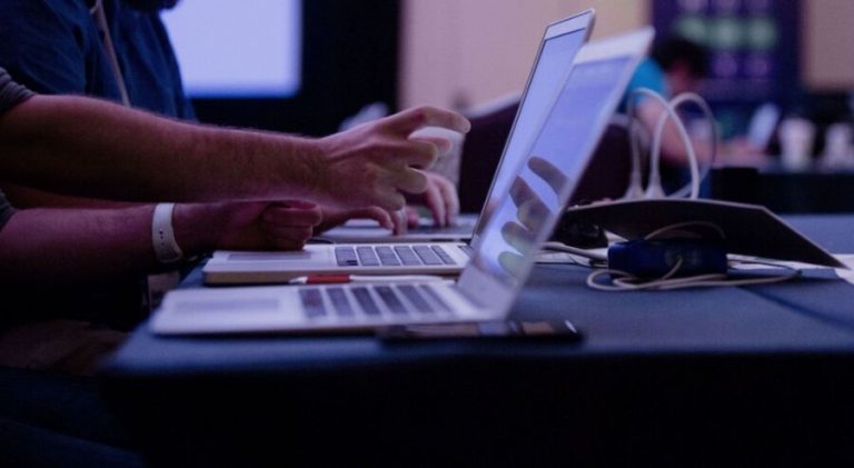 Microsoft розробляє дисплей, який підлаштовується під користувача