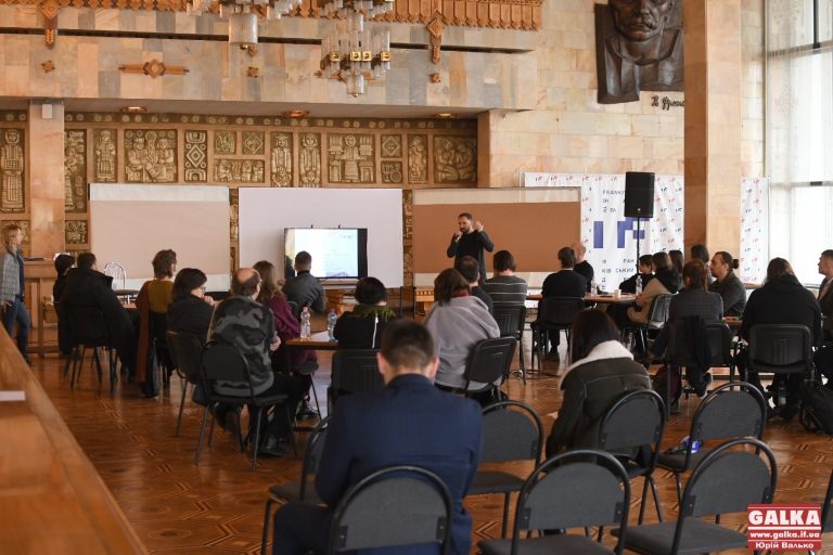 Українські митці зібрались у Франківському драмтеатрі, аби зробити з нього центр креативних індустрій (ФОТО)