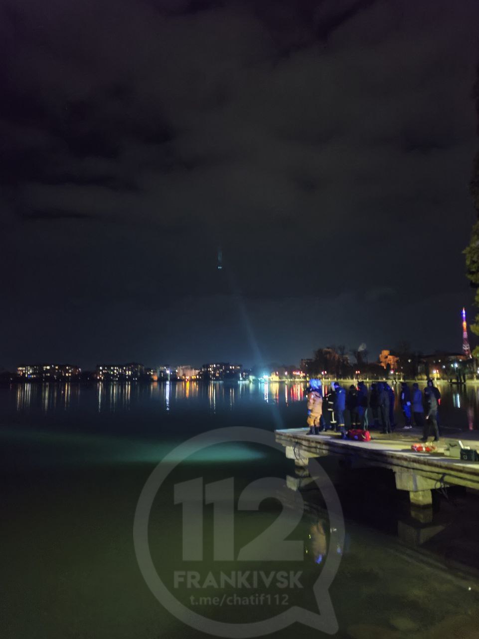 У міському озері шукають чоловіка, який зайшов у воду (ФОТО)