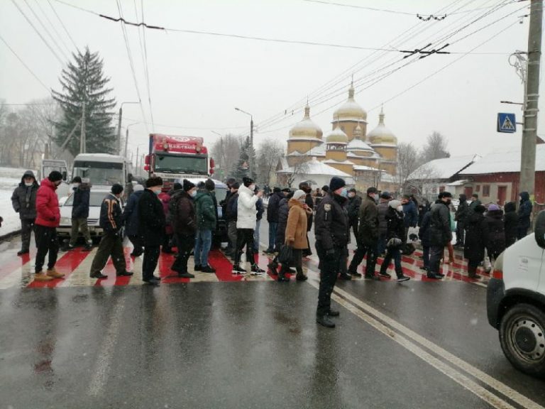 Знову тарифний протест: у Ямниці люди другий день перекривають дорогу