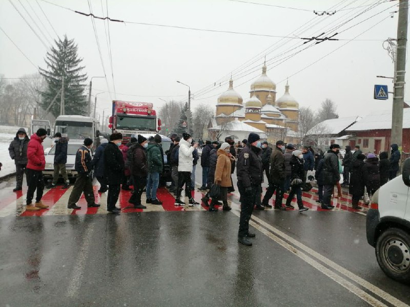 Знову тарифний протест: у Ямниці люди другий день перекривають дорогу