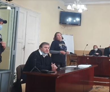 Підозрюваного у державній зраді Руслана Коцабу стусанами провели з Коломийського суду (ВІДЕО)