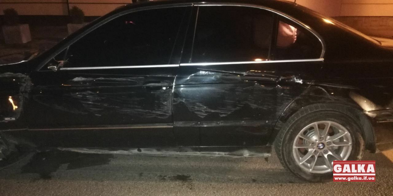 Вночі на Грюнвальдській BMW не розминувся зі стовпцями безпеки (ФОТО)