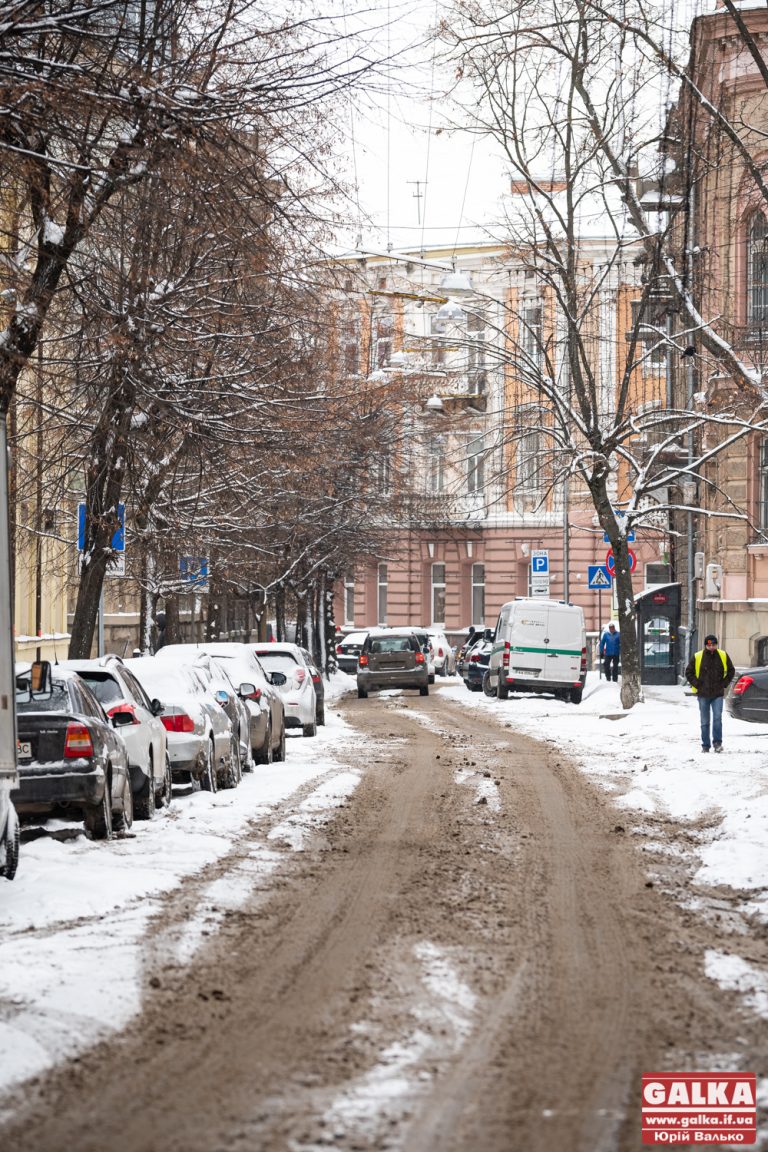 На зимове розчищення 600 кілометрів доріг у Франківській громаді є десять спецавтомобілів