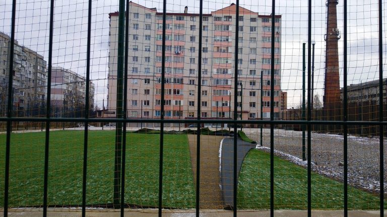 Вжух – і нема: вітер знову “здув” м’яке покриття спортивного майданчика на Вовчинецькій