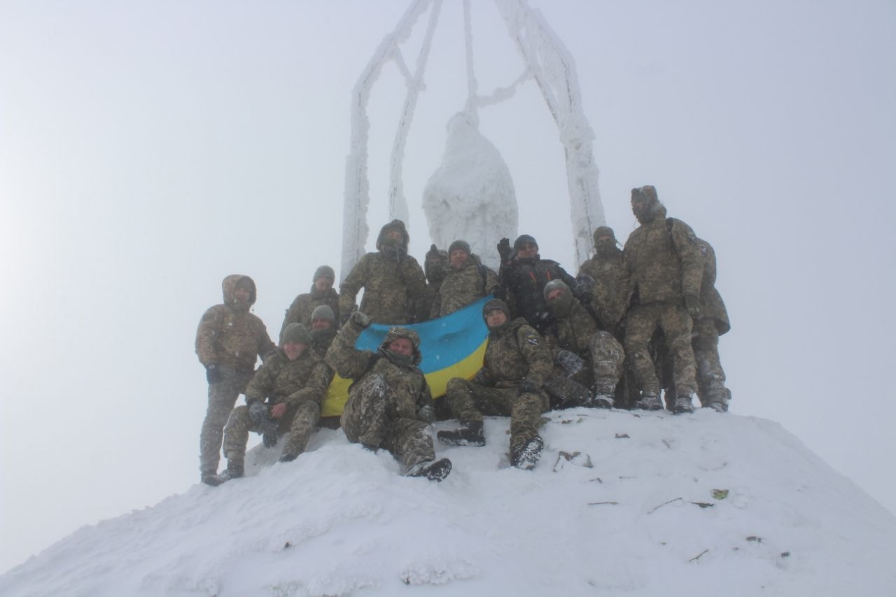Авіатори піднялися на зимовий Хом’як (ФОТО)