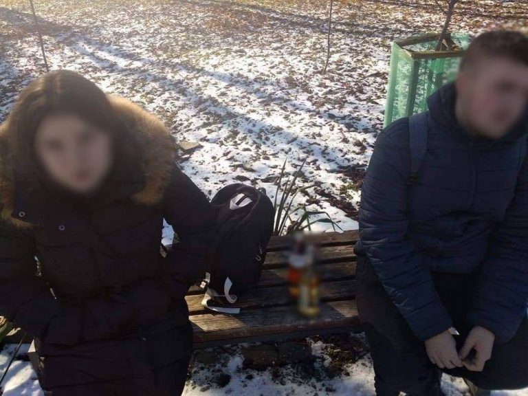 У Городенці 18-річна дівчина споювала підлітка