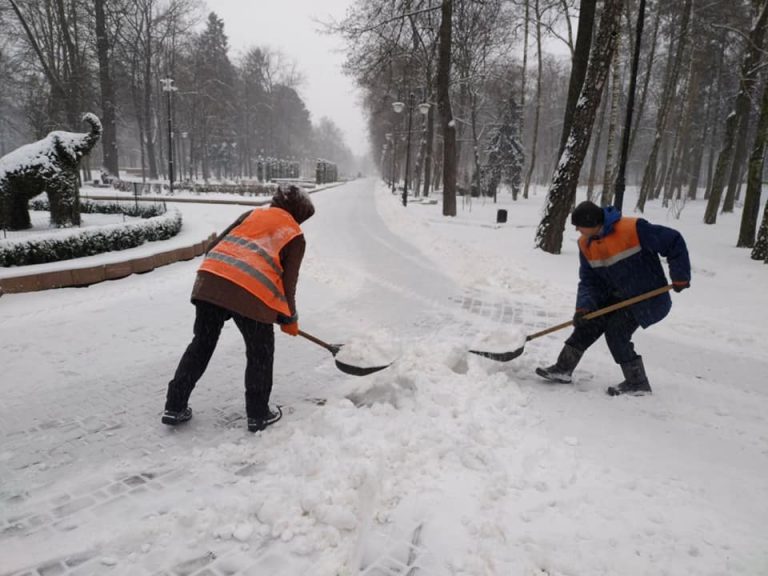Франківські комунальники показали, як чистять парк Шевченка та міське озеро від снігу (ФОТО)