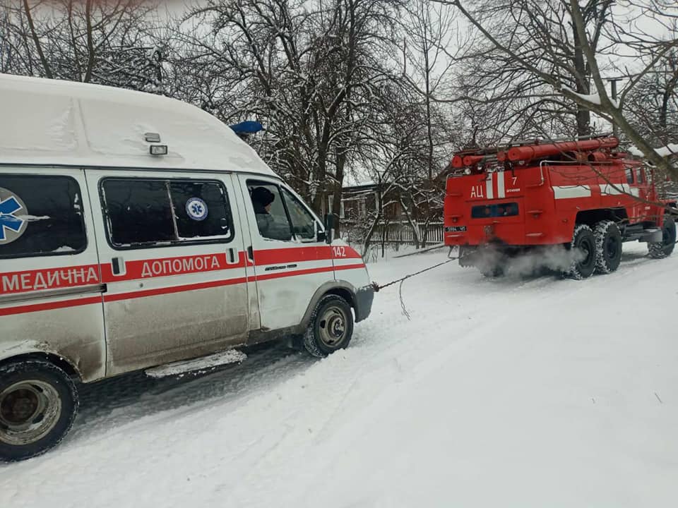 На Калущині автобус із 45 людьми з’їхав у кювет, а на Коломийщині автомобіль “швидкої” не міг доїхати на виклик (ФОТО, ВІДЕО)