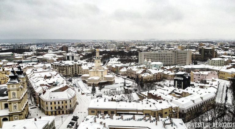 Засніжений Франківськ показали з висоти пташиного польоту (ФОТО)