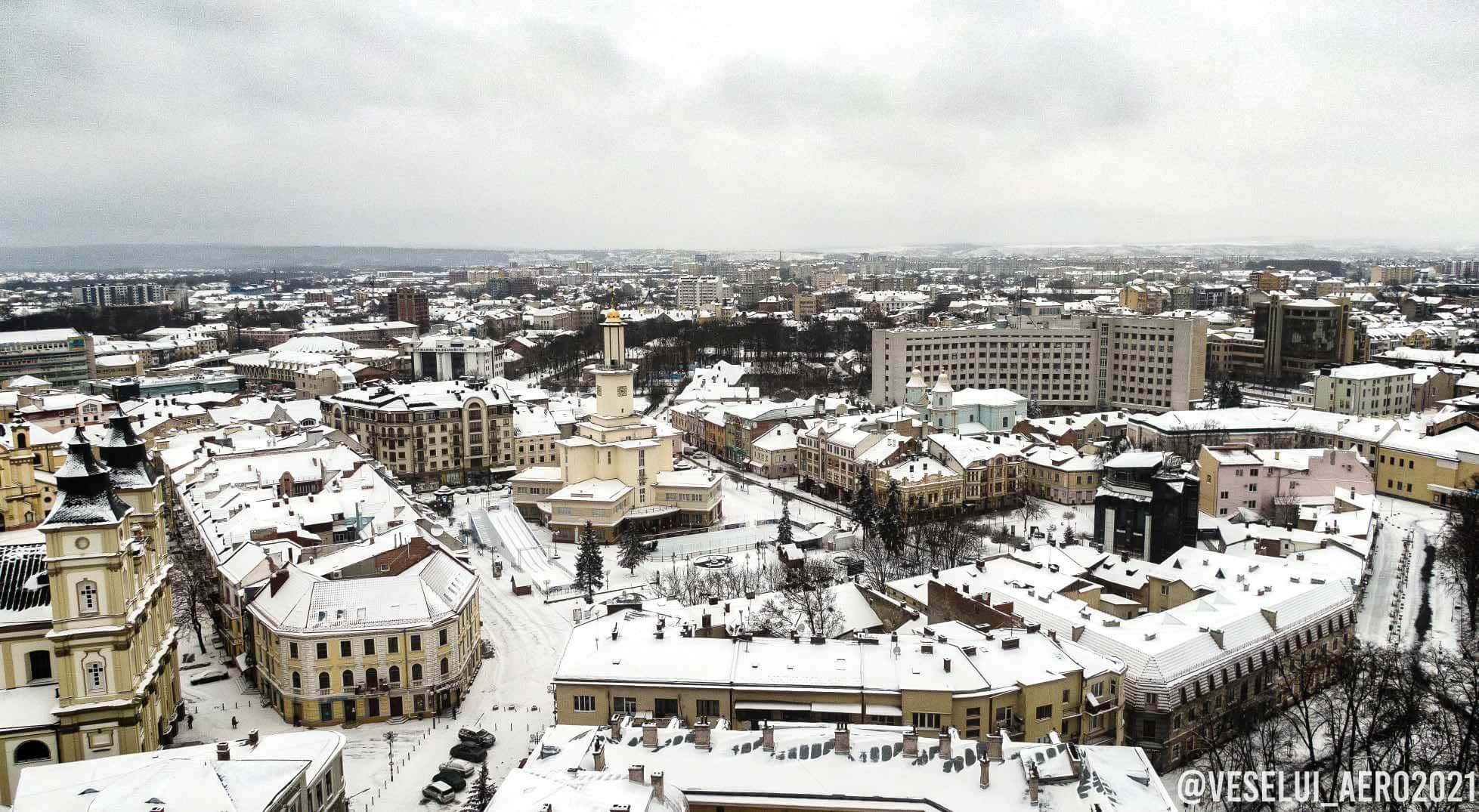 Засніжений Франківськ показали з висоти пташиного польоту (ФОТО)