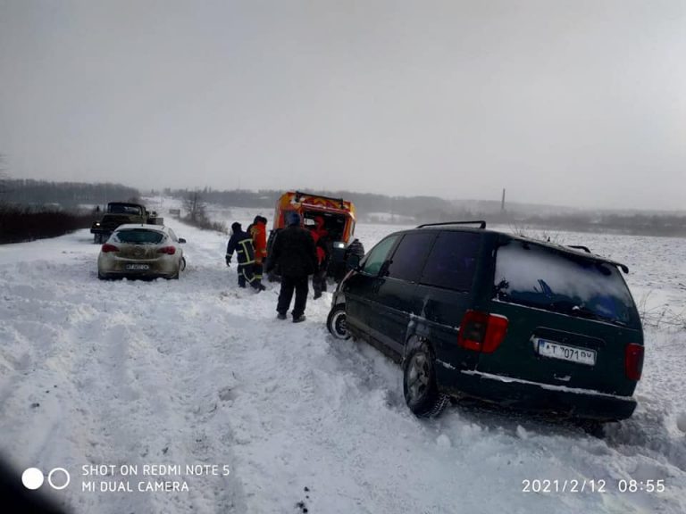 У двох районах Прикарпаття на дорогах двометрові перемети. Людей просять їхати в об’їзд