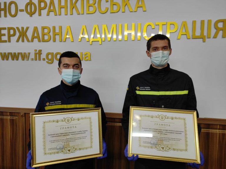 Відзначили рятувальників, які допомагали боротися зі сніговою стихією на Прикарпатті (ФОТО)