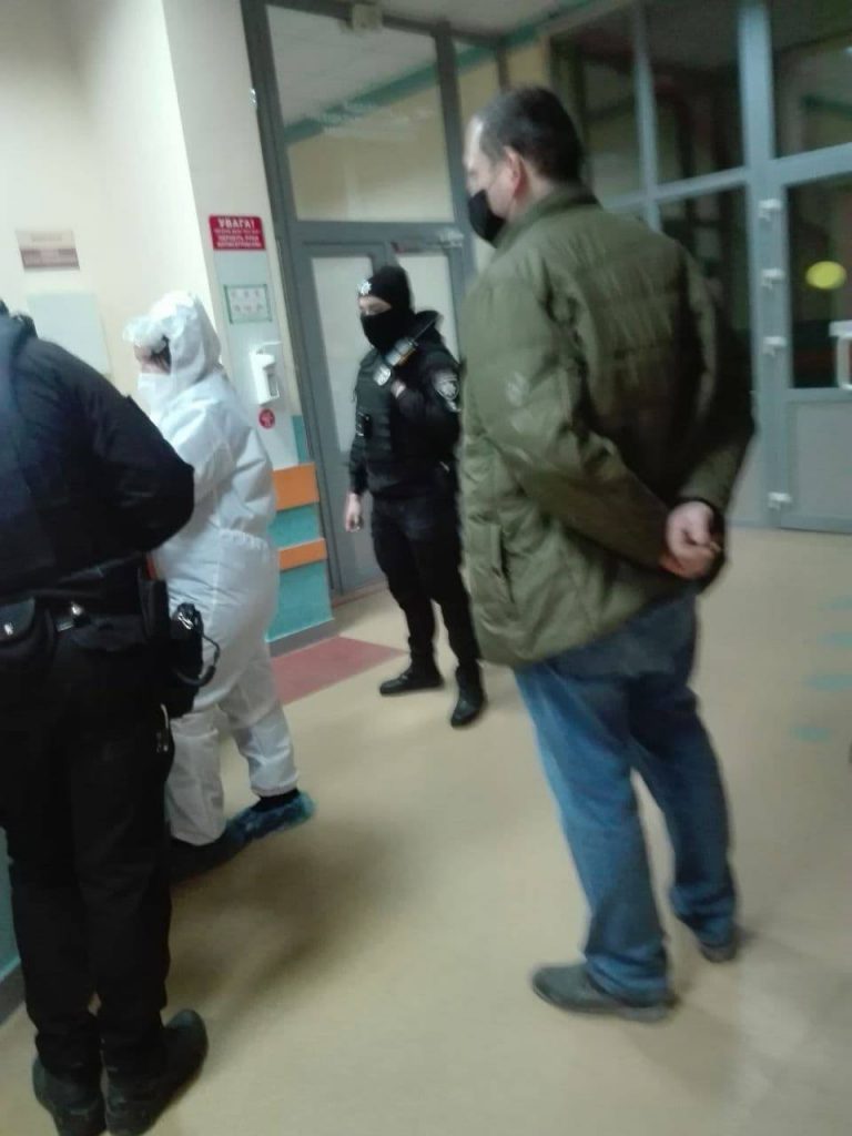 “Намагаються пройти у відділення до хворих, влаштовують скандали”, – муніципали про охорону “ковідних” лікарень (ФОТО)