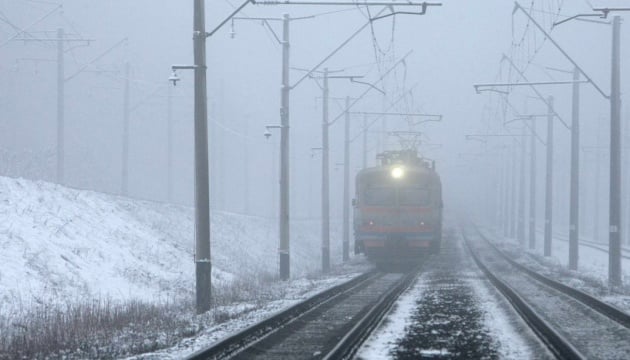 Укрзалізниця посилює сполучення з Прикарпаттям через сніговий циклон: додали вагони до рейсів