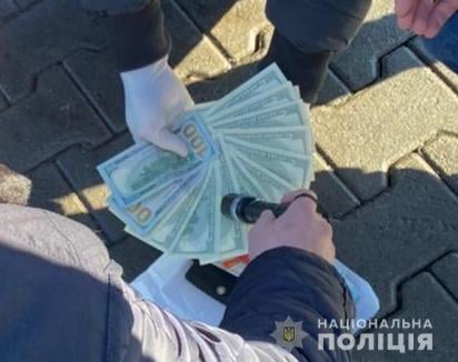 Посадовець Держекоінспекції Карпатського округу “погорів” на хабарі у 3000 доларів (ФОТО)