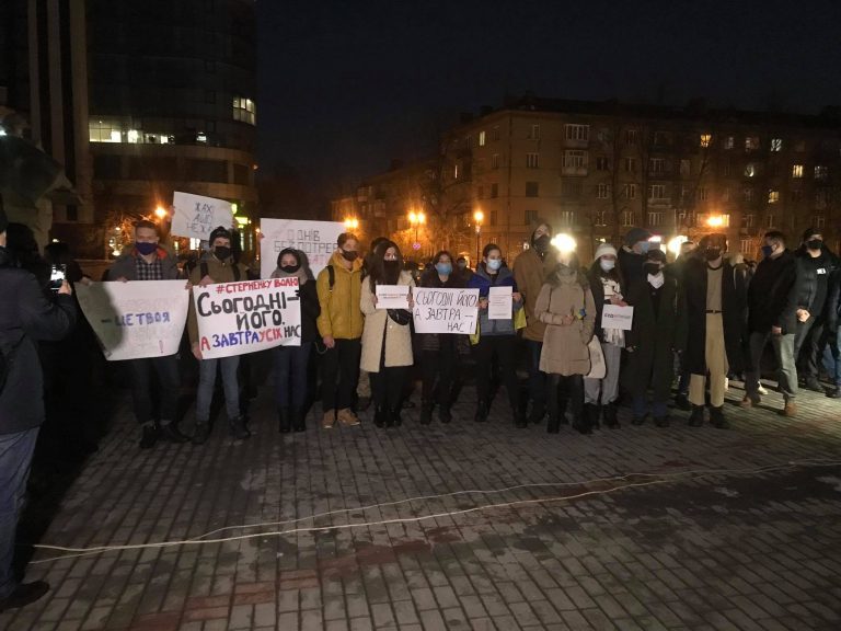 «Сьогодні його, а завтра усіх нас?»: під ОДА близько сотні франківців вийшли підтримати Стерненка (ФОТО, ВІДЕО)