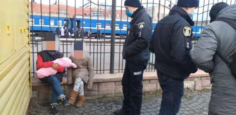 Від початку року у Франківську зловили чотирьох жінок, які жебракували з дітьми (ФОТО)