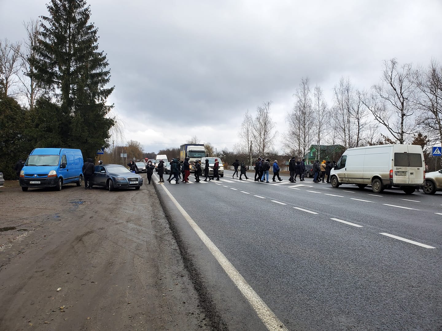 На Коломийщині люди перекрили дорогу держзначення – проти карантинних обмежень (ВІДЕО)