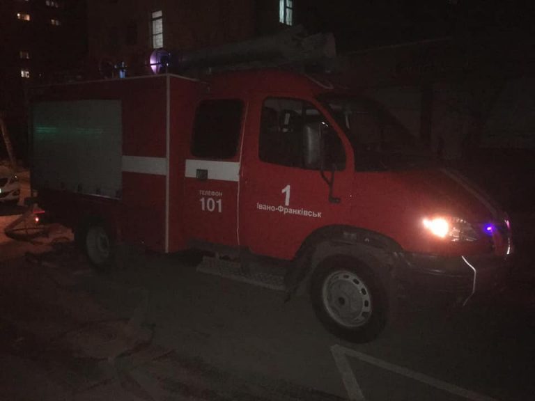 На Сонячній в Івано-Франківську загорілась квартира: врятували двох людей і собаку (ФОТО)
