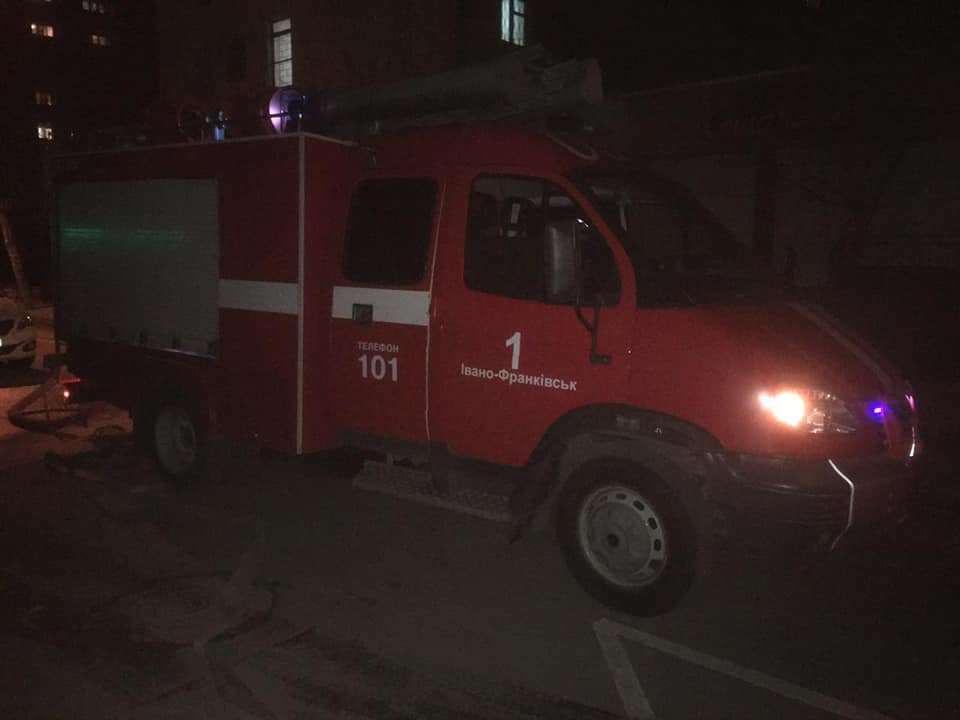 На Сонячній в Івано-Франківську загорілась квартира: врятували двох людей і собаку (ФОТО)