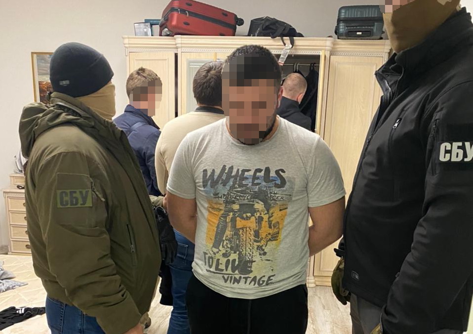 СБУ викрила “рекетирів”, котрі через погрози “вибивали” гроші з франківського ІТ-шника (ФОТО)