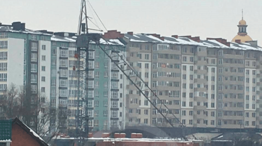 У Пасічній через пошкоджений трос “гучно” опустилася стріла будівельного крану (ФОТОФАКТ)