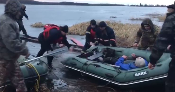 Під Рожнятовом рибалка провалився під лід: його врятували бійці ДСНС (ФОТО, ВІДЕО)