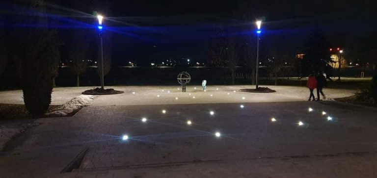 Світло з землі та неба: вхід на міське озеро яскраво підсвітили (ФОТО)