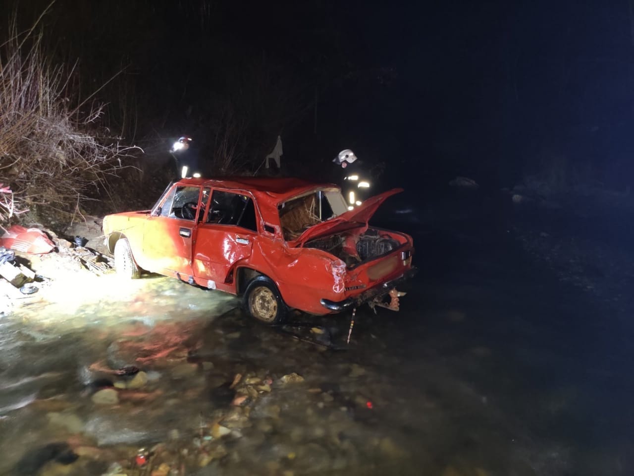 У Делятині “ВАЗ” з’їхав у річку (ФОТО)
